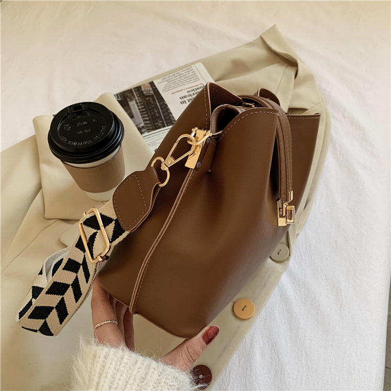 Carlotta Retro Eimertasche per a looks vintage amb un toc modern