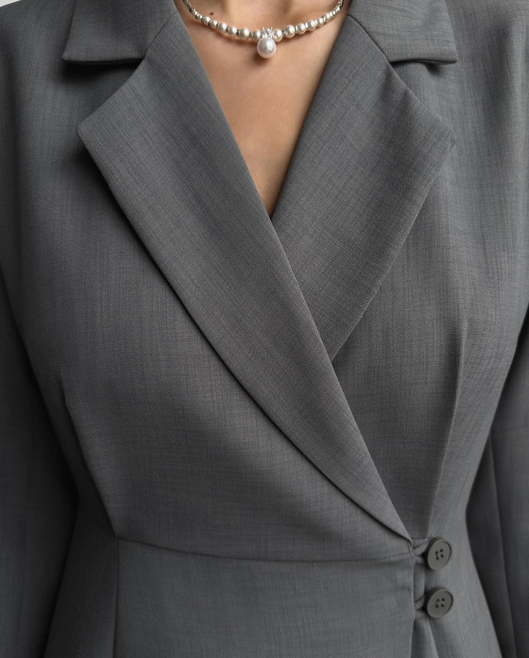 Vestit blazer elegant amb tall ajustat i faldilla plisada estilosa