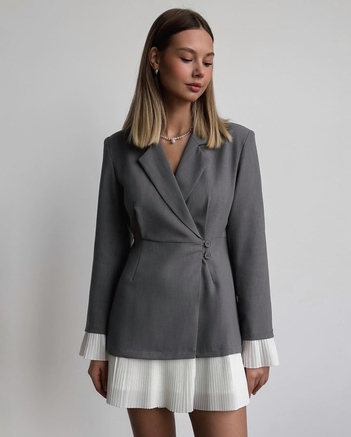 Vestit blazer elegant amb tall ajustat i faldilla plisada estilosa