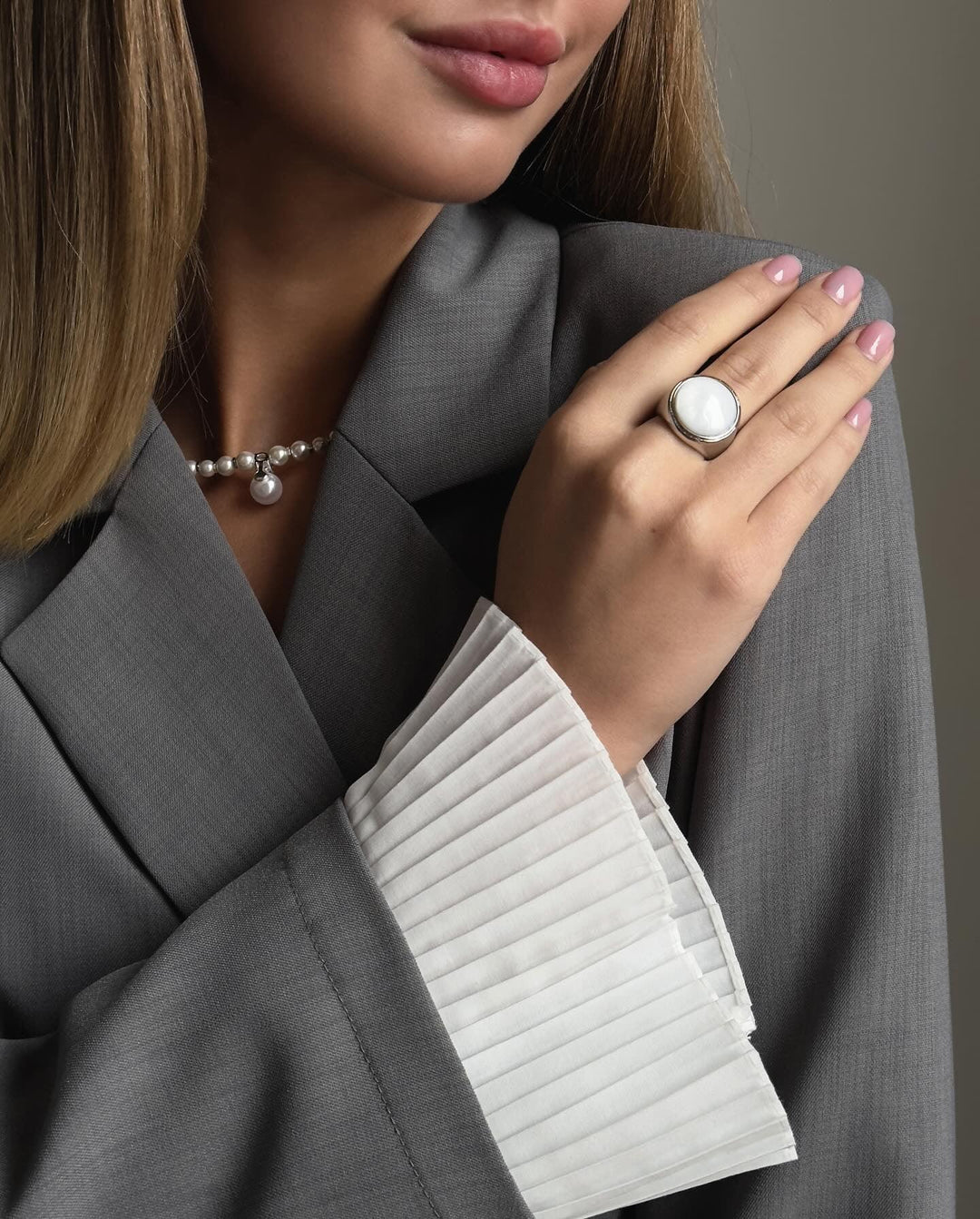 Vestit blazer elegant amb tall ajustat i faldilla plisada estilosa