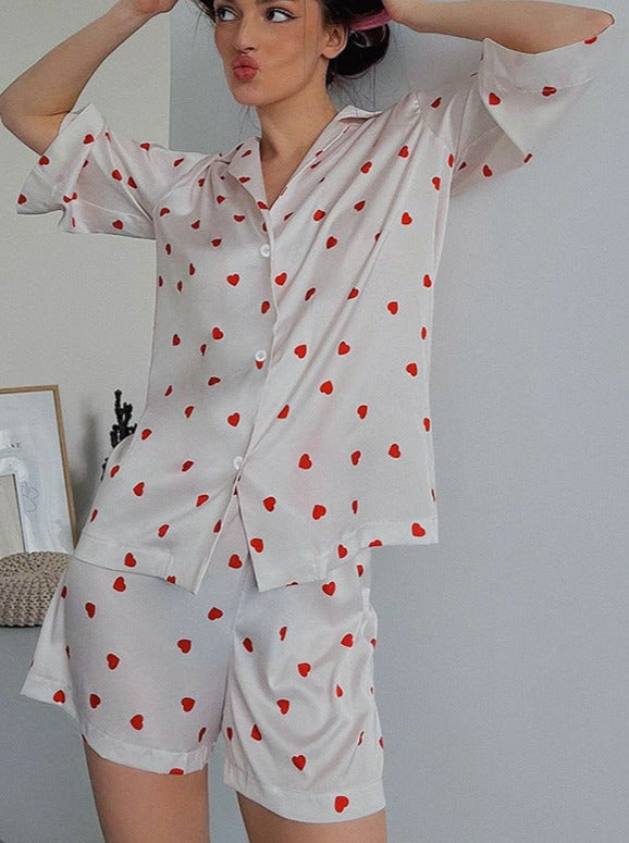 Pijama de dues peces amb estampat de cors dolços i mànigues curtes