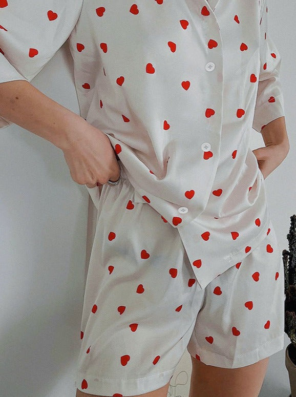 Pijama de dues peces amb estampat de cors dolços i mànigues curtes