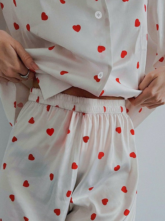Pijama de dues peces amb estampat de cors dolços i mànigues curtes