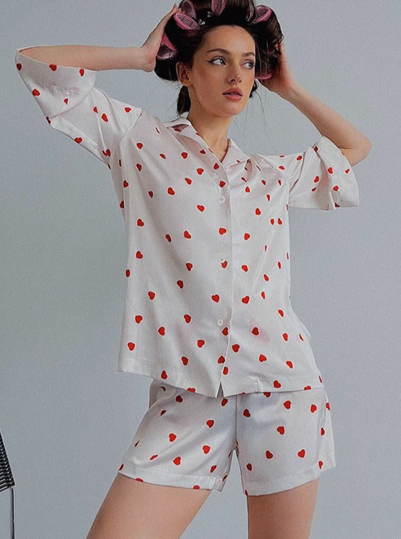 Pijama de dues peces amb estampat de cors dolços i mànigues curtes