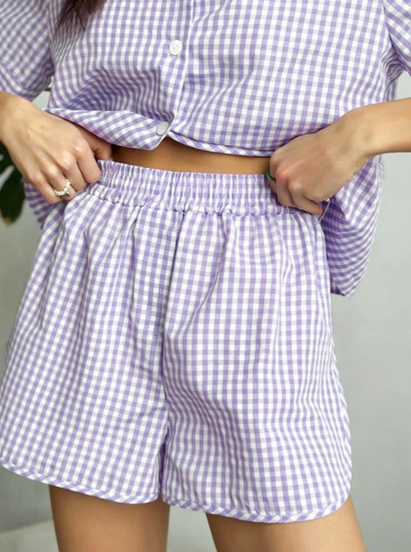 Conjunt de pijama de dos peces en color lila suau amb màniga curta i pantalons curts