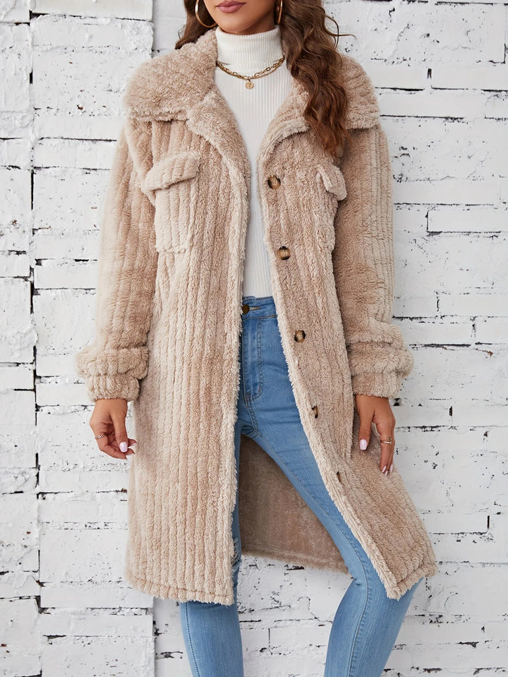Liesa | Abric de pelussa de mitja llargada, còmode i acollidor, amb botons