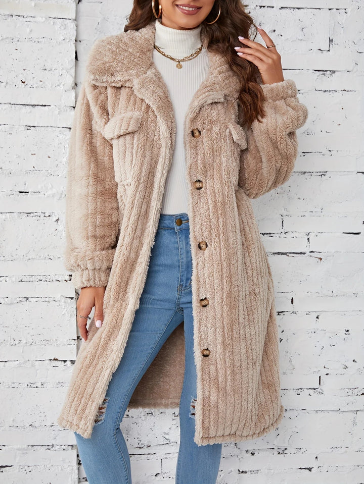 Liesa | Abric de pelussa de mitja llargada, còmode i acollidor, amb botons