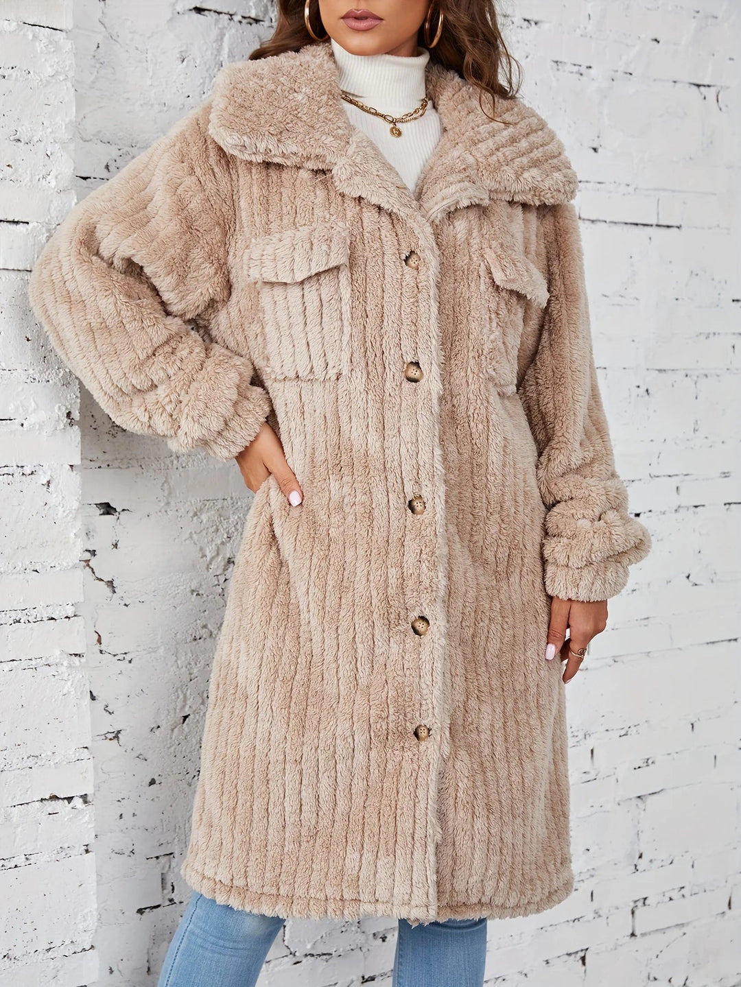 Liesa | Abric de pelussa de mitja llargada, còmode i acollidor, amb botons