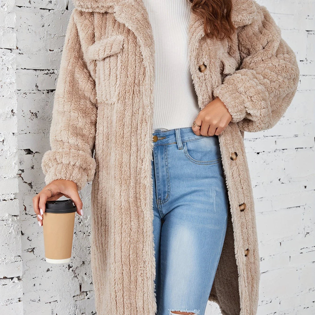 Liesa | Abric de pelussa de mitja llargada, còmode i acollidor, amb botons
